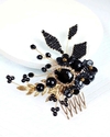 Pente Monize elaborado com flores, folhas e pérolas em preto e detalhes dourados, exposto em superfície clara. Ideal para penteados elegantes. Arranjo para cabelo autoral e artesanal. Ateliê Mabelly Angels Celebre.