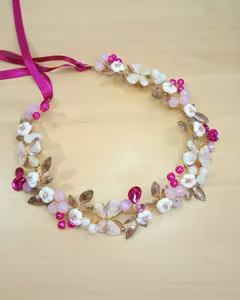 Tiara infantil Amanda com pérolas, borboletas e pedras em tons de rosa, flores brancas e detalhes dourados, finalizada com um laço rosa delicado. Tiara infantil Flexível, regulável e personalizável. Acessório Artesanal. Ateliê Mabelly Angels Celebre.