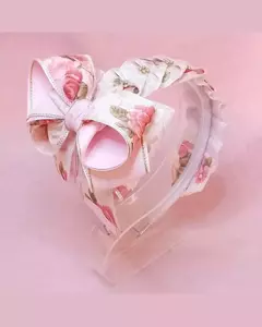 Tiara infantil Capitonê com laço em detalhes rosa e estampa floral em tons suaves. Prática e fácil de fixá-la ao penteado. Acessório infantil confortável, leve e flexível. Produto Artesanal. Ateliê Mabelly Angels Celebre.