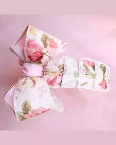 Tiara infantil Capitonê com laço em detalhes rosa e estampa floral em tons suaves. Prática e fácil de fixá-la ao penteado. Acessório infantil confortável, leve e flexível. Produto Artesanal. Ateliê Mabelly Angels Celebre.