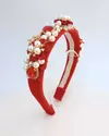 Tiara Charlotte adornada com pérolas brancas e pedras vermelhas, em um fundo claro. Acessório Feminino elegante, exclusivo, artesanal. Tiara larga. Ateliê Mabelly Angels Celebre.

