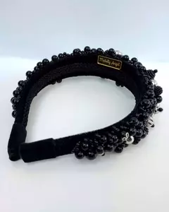 Tiara Juliana, acessório de cabelo sofisticado, bordada com pérolas pretas e detalhes prateados, destacando-se em um fundo claro. Tiara larga, de quatro centímetros. Produto Artesanal. Ateliê Mabelly Angels Celebre.