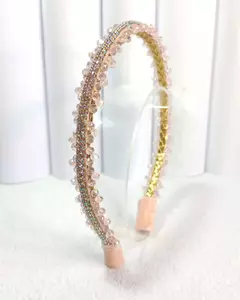 Tiara Magna em tom rosa-claro com detalhes de strass brilhantes e cristais, destacando o design elegante e sofisticado. Tiaras femininas artesanais, modelo de arco fino. Ateliê Mabelly Angels Celebre.