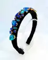 Tiara Safhira adornada com pedrarias em tons de azul, em arco de veludo preto. Acessórios de cabelo com design elegante. Produto Artesanal. Ateliê Mabelly Angels Celebre.