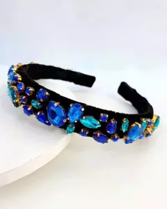 Tiara Safhira adornada com pedrarias em tons de azul, em arco de veludo preto. Acessórios de cabelo com design elegante. Produto Artesanal. Ateliê Mabelly Angels Celebre.