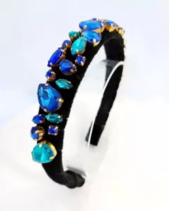 Tiara Safhira adornada com pedrarias em tons de azul, em arco de veludo preto. Acessórios de cabelo com design elegante. Produto Artesanal. Ateliê Mabelly Angels Celebre.