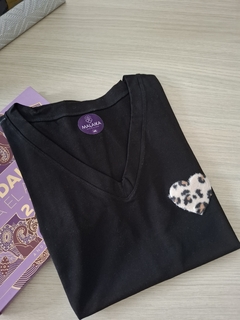 Camiseta negra cuello en V - corazón animal print