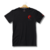 Playera negra con diseño gráfico de un cuervo y la luna en color rojo.