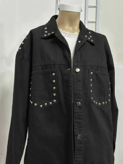 Camisaco de jean negro con tachas - comprar online