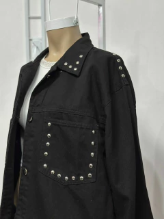 Camisaco de jean negro con tachas en internet