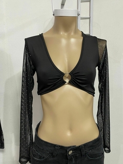 Top con hebilla y mangas de tul