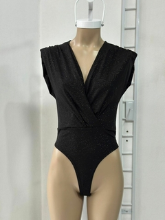 Body con hombreras de lycra con brillos
