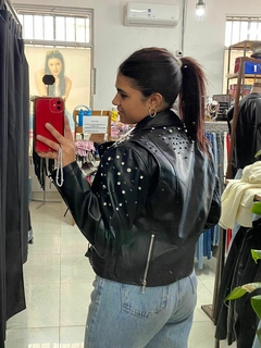 CAMPERA ECOCUERO CON TACHAS en internet