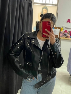 CAMPERA ECOCUERO CON TACHAS - Fuxia Indumentaria