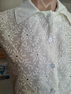 BLUSA CON BOTONES DE BRODERÍ - comprar online