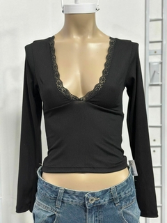 Remera de morley cuello en V con puntilla en internet