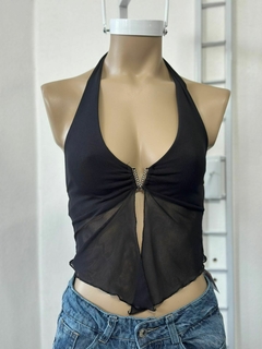 Top negro con hebilla en V