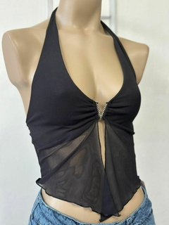 Top negro con hebilla en V - comprar online