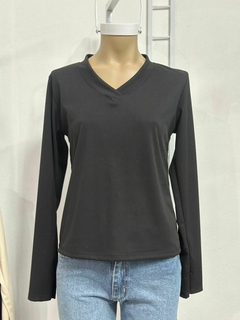 Camiseta mangas largas cuello en V - comprar online