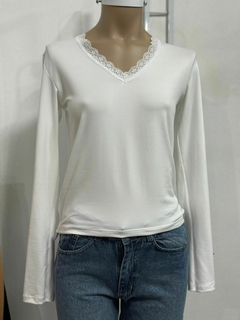Camiseta mangas largas con cuello de encaje - Fuxia Indumentaria