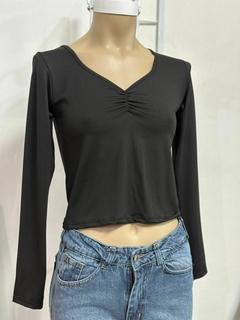 Remera mangas largas con pequeño frunce en internet