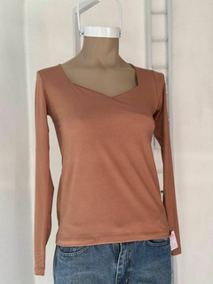 Imagen de Remera mangas largas con escote corazon
