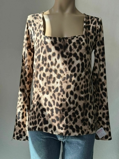 Remera de lanilla animal print cuello cuadrado