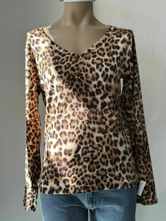 Remera de lanilla animal print cuello en V