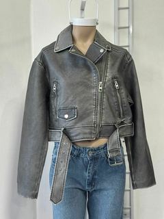 Campera de ecocuero gris