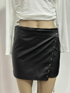 Short pollera engomada con tachas