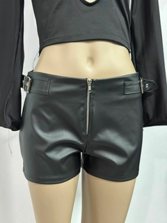 Short de ecocuero con cintos