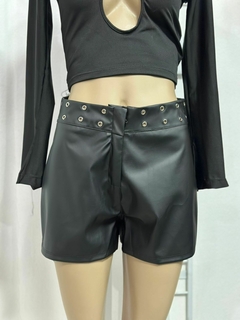 Short de ecocuero con tachas