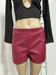 Short de ecocuero bordo
