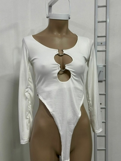 Body de modal con hebilla en escote