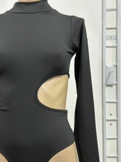 Body negro cuello alto y abertura lateral - comprar online