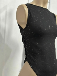 Body negro con brillos y frunce lateral - comprar online