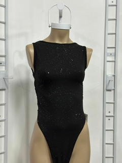 Body negro con brillos y frunce lateral