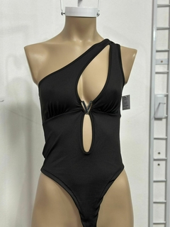 Body negro con hebilla y abertura