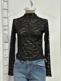 Top de microtul labrado blanco cuello alto - Fuxia Indumentaria