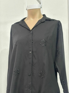 Camisa negra con bordado en internet