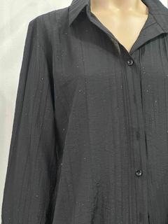 Camisa negra con pequeños brillos en internet