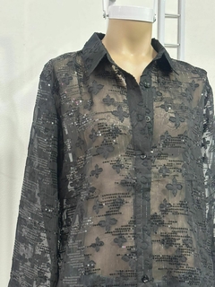 Camisa negra con bordado y lentejuelas en internet