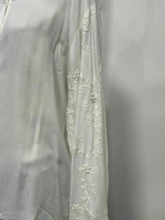Camisa blanca con mangas bordadas en internet