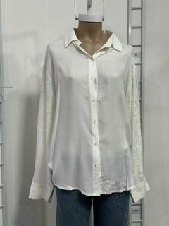Camisa blanca con mangas bordadas - comprar online
