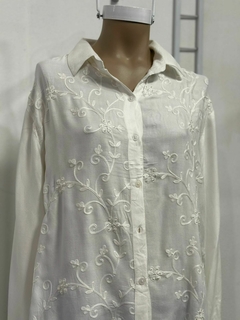 Camisa blanca con bordado en internet