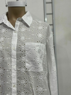 Camisa blanca calada en internet