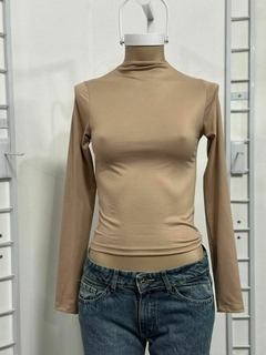Top de modal mangas largas cuello cerrado en internet