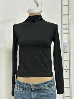 Top de modal mangas largas cuello cerrado