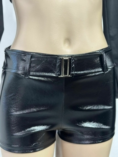 Short charolado con cinto y hebilla incluida - comprar online