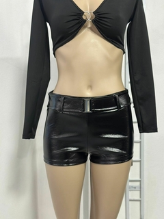 Short charolado con cinto y hebilla incluida